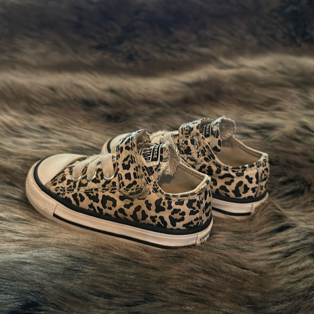 Converse all star girls size 5 low top leopard print converse w/ Velcro
